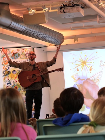 Forfatter Jakob Lund Pedersen laver fagter med børn