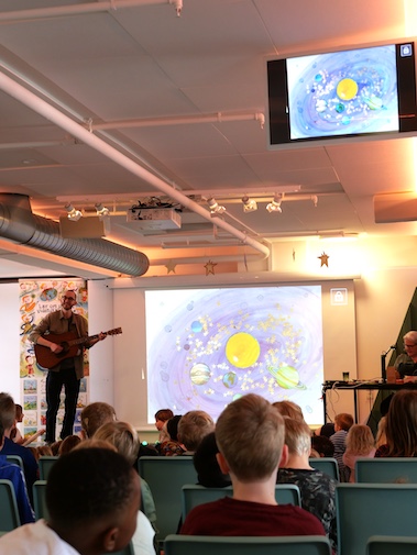 Forfatter Jakob Lund Pedersen synger sange med børn